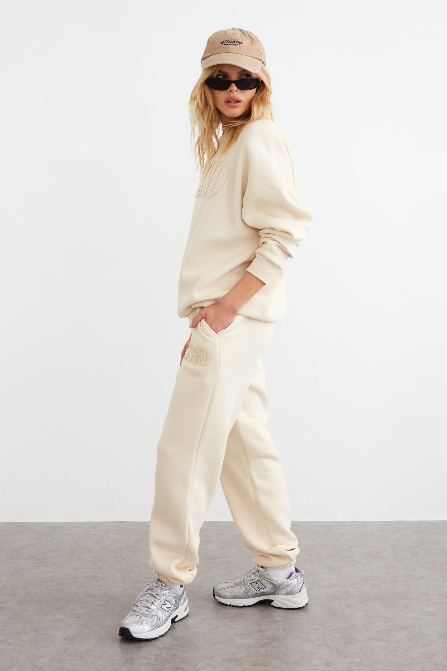 WKND APPLIQUE OVERSIZED JOGGER