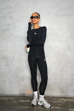 WKND BRANDED LONG SLEEVE ACTIVE TOP