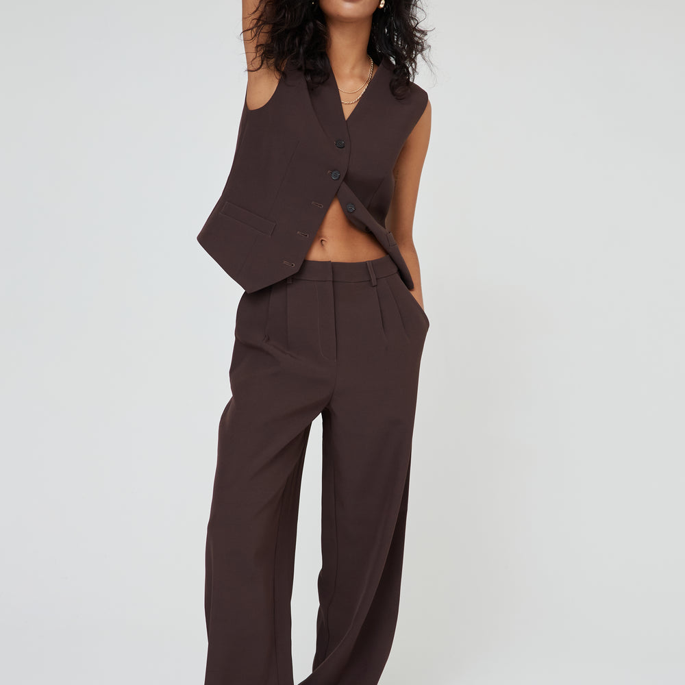 
                      
                        TAILORED WIDE LEG TROUSERS IN BURGANDY
                      
                    