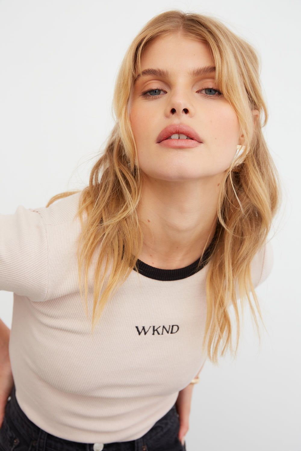 WKND EMBROIDERED RIB CONTRAST FITTED T-SHIRT